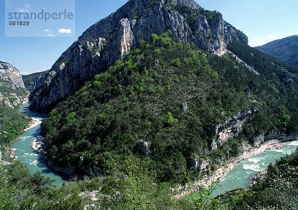 Frankreich  Provence  Verdon River  der sich um einen Berg windet
