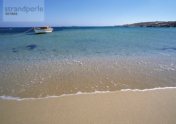 Griechenland  Kykladen  Küste mit kleinem Ankerboot