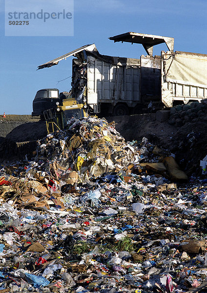 Lkw-Deponierung von Müll auf Deponien
