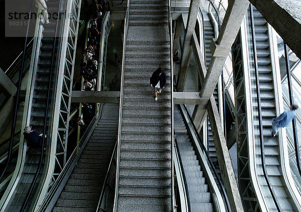Personen auf Treppen und Rolltreppen im Bahnhof  Draufsicht