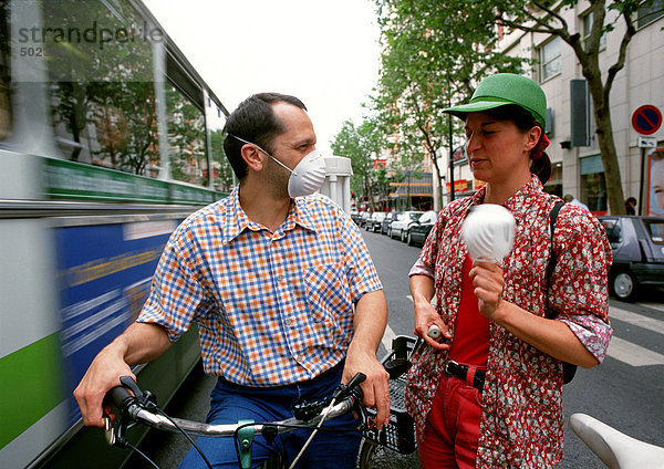 Frankreich  Paris  Leute  die mit einem Bus mit Verschmutzungsmasken unterwegs sind.