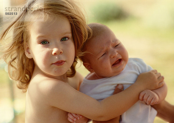 Mädchen mit weinendem Baby