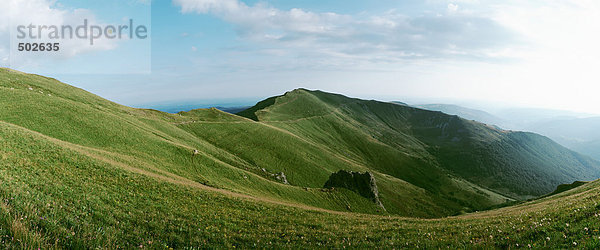 Frankreich  grasbewachsenes Plateau  Bergrücken im Hintergrund  Panoramablick
