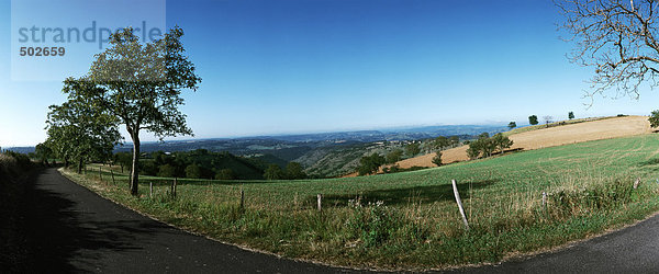 Frankreich  Landstraße entlang der Felder  Panoramablick
