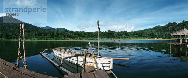 Indonesien  Boot auf dem See  Panoramablick