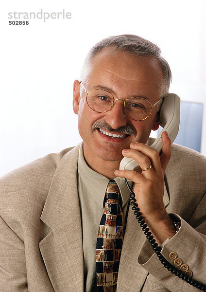 Mann mit Telefon  lächelnd  Portrait