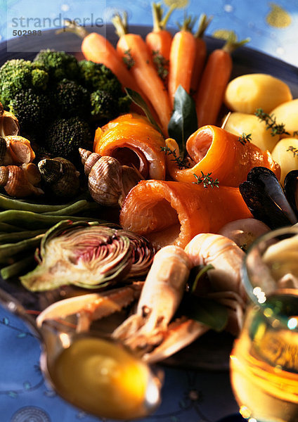 Großer Teller mit Gemüse und Meeresfrüchten  Nahaufnahme