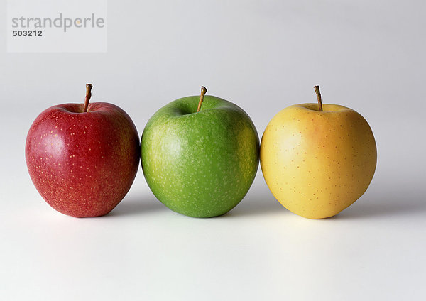 Drei Äpfel in Folge  rot  grün  gelb  Nahaufnahme