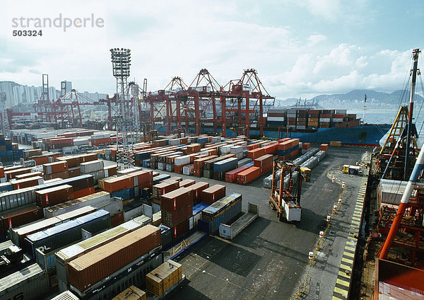 China  Hongkong  Container auf Docks  erhöhte Ansicht