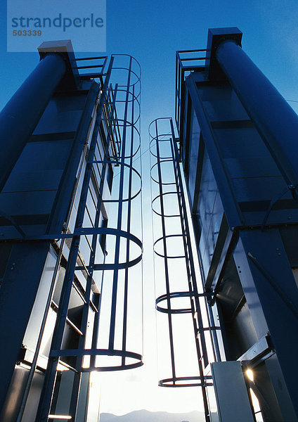 Zwei Leitern im Wärmekraftwerk  Blickwinkel niedrig