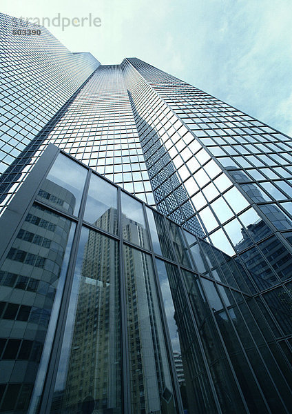 Wolkenkratzer  Gebäude spiegelt sich in Fensterscheiben  Blickwinkel niedrig
