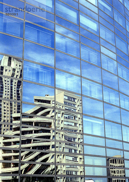 Gebäude  die sich in Fensterscheiben von Wolkenkratzern spiegeln