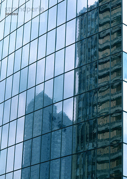 Gebäude  die sich in Fensterscheiben von Wolkenkratzern spiegeln