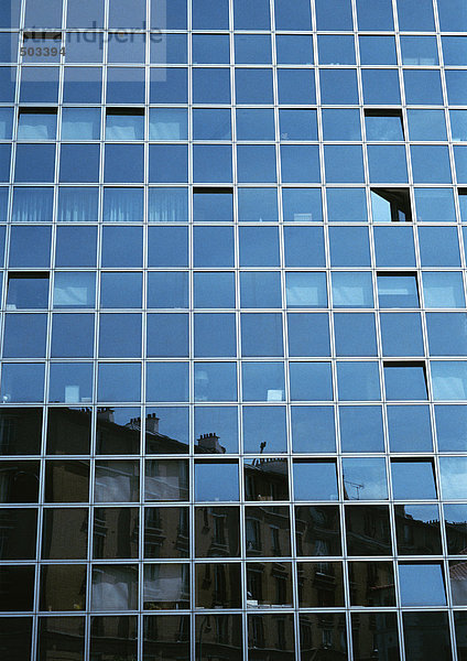 Wolkenkratzerfassade  Gebäude spiegeln sich in Fensterscheiben wider