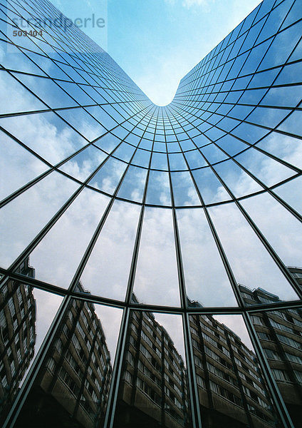 Gebäude spiegelt sich in der Fassade des Wolkenkratzers  Blickwinkel niedrig