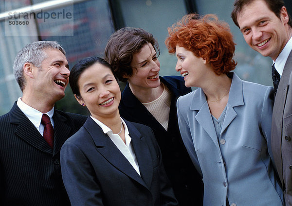 Gruppe von Geschäftsleuten stehen zusammen  lächelnd
