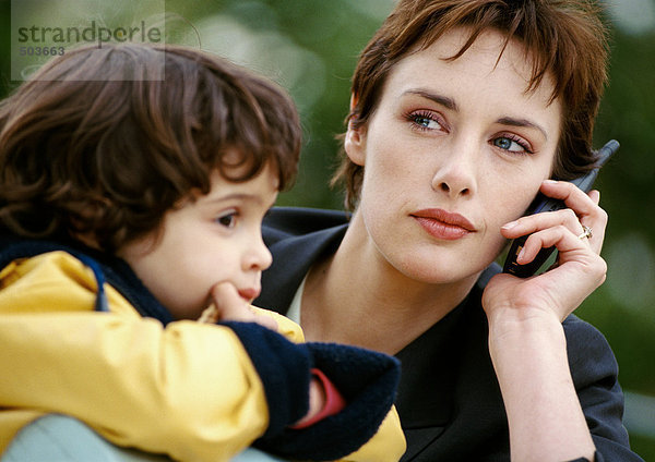Geschäftsfrau am Handy mit Kind  Nahaufnahme