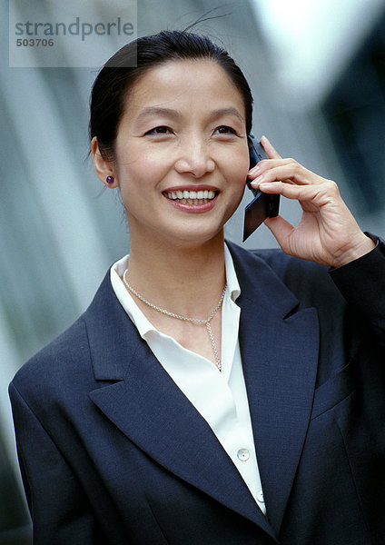 Geschäftsfrau mit Handy  lächelnd  Portrait