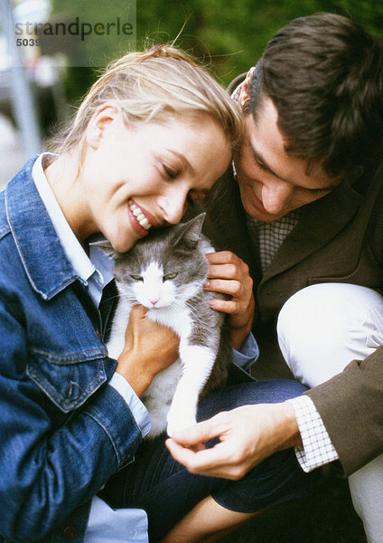 Mann und Frau halten Katze  Nahaufnahme