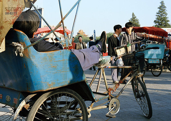 China  Peking  Fahrerlounging in der Rikscha