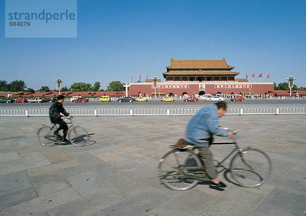 China  Peking  zwei Fahrradfahrer auf der Straße vor der Verbotenen Stadt