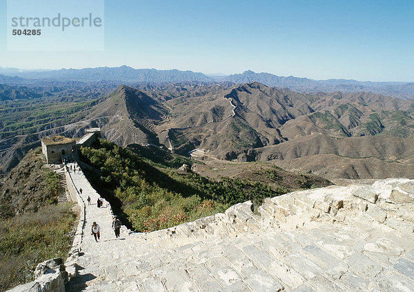 China  Provinz Hebei  Simatai  Menschen  die entlang der Großen Mauer wandern  Hochwinkelansicht