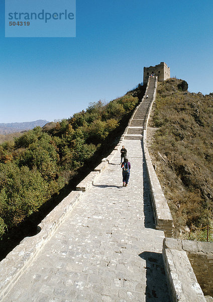 China  Provinz Hebei  Simatai  zwei Menschen  die auf der Großen Mauer laufen
