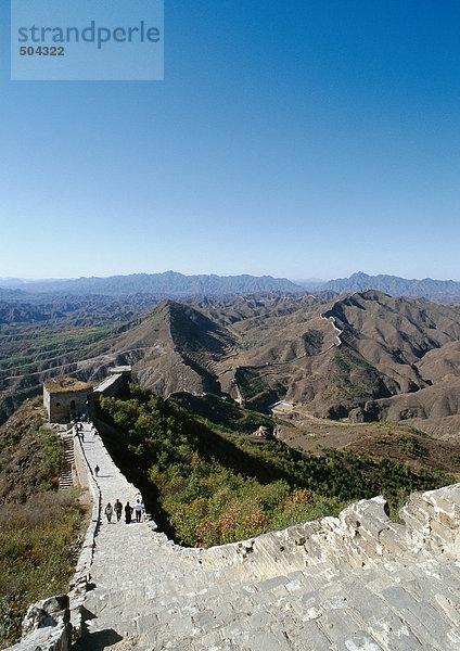 China  Provinz Hebei  Simatai  Menschen  die auf der Großen Mauer wandern  Hochwinkelansicht