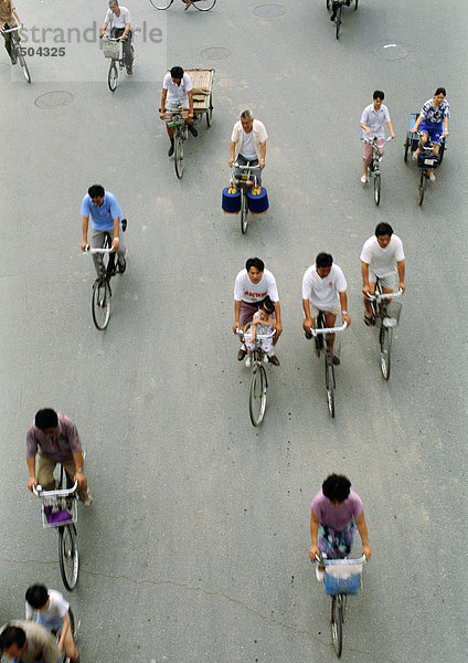 China  Peking  Fahrradfahrer in der Straße  erhöhte Ansicht