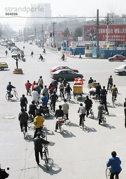 China  Peking  Fahrradverkehr an der Kreuzung gestoppt