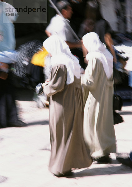 Israel  Jerusalem  Muslimische Frauen in der Straße  Seitenansicht