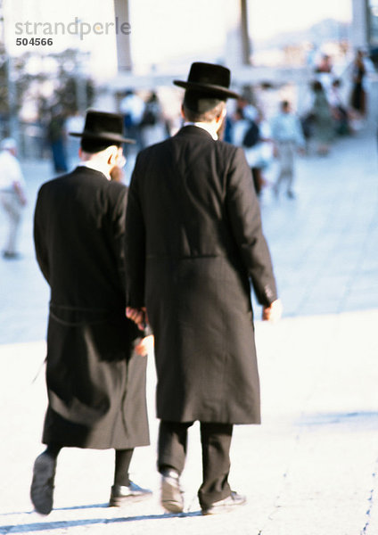 Israel  Jerusalem  Orthodoxe Juden auf der Straße  Rückansicht