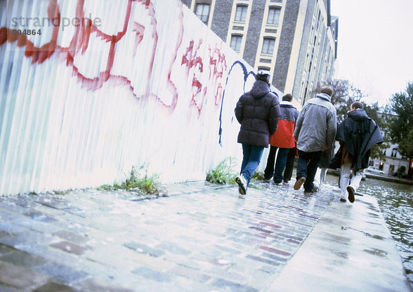 Gruppe junger Leute auf der Straße  Rückansicht