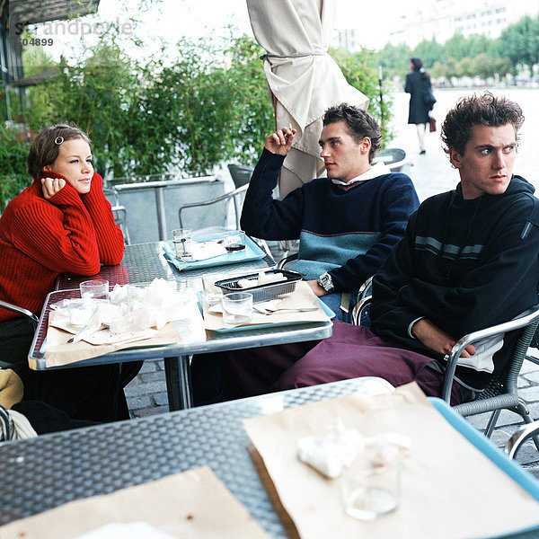 Jugendliche sitzen auf der Restaurantterrasse