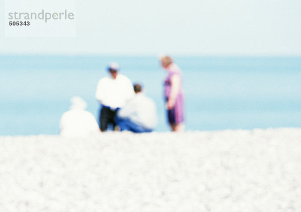 Gruppe von Menschen am Strand  verschwommen