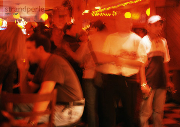 Menschenmenge im Nachtclub  verschwommene Bewegung