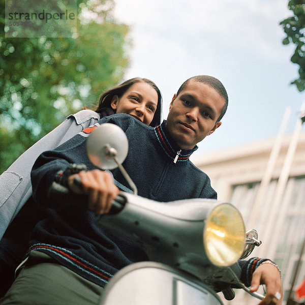Junger Mann und junge Frau auf Motorroller  Taille hoch  Tilt