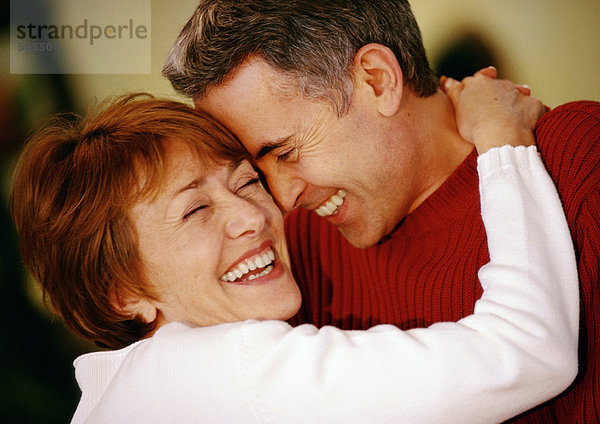 Mann und Frau umarmend  lächelnd  Nahaufnahme