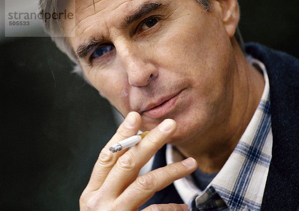 Mann raucht Zigarette  Nahaufnahme