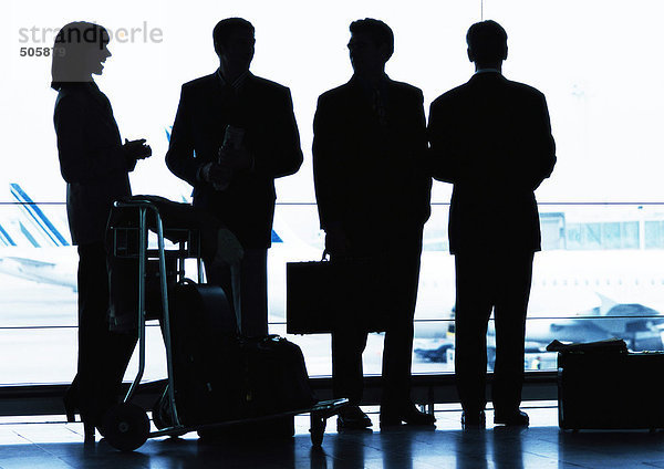 Gruppe von Geschäftsleuten im Flughafen  Silhouette.