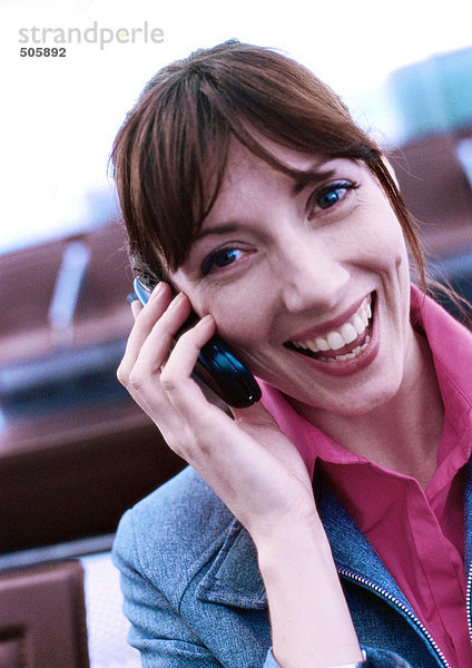 Geschäftsfrau mit Handy und Lächeln  Nahaufnahme  Portrait.