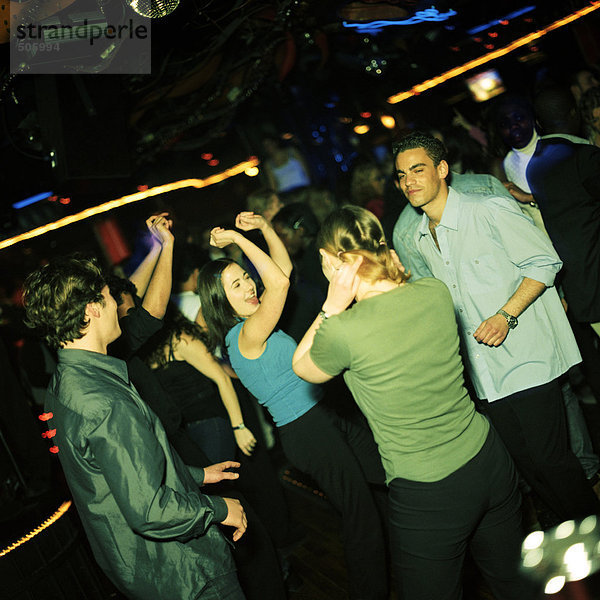 Gruppe junger Leute  die in einem Nachtclub tanzen.