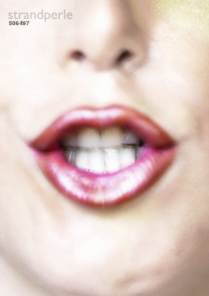 Nahaufnahme des weiblichen Mundes mit den Zähnen.