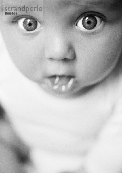 Baby mit offenem Mund  Nahaufnahme  B&W.