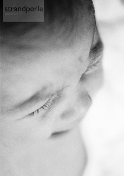Baby weint  Nahaufnahme  hohe Blickwinkel  Schwarzweiß.