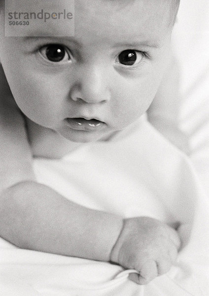 Baby liegt auf dem Bauch  Kopf hoch  Nahaufnahme  Schwarzweiß.