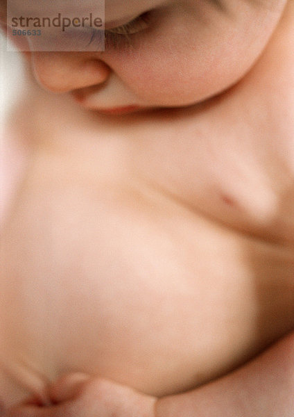 Baby schaut auf den Bauch  Nahaufnahme.