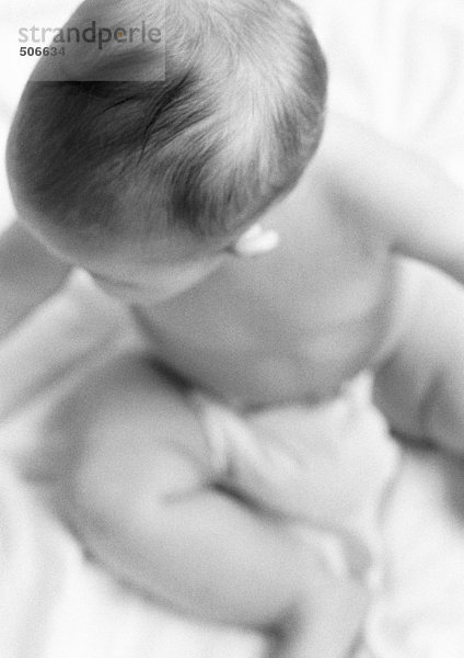 Baby sitzend  Blick von oben  B&W.