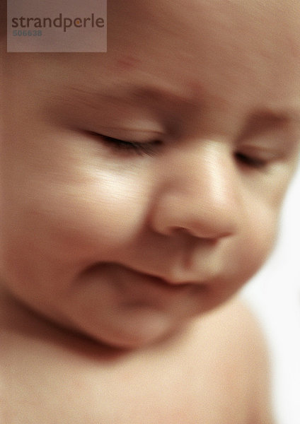 Baby mit geschlossenen Augen  Nahaufnahme  Seitenansicht.