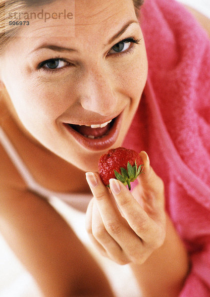 Frau isst Erdbeere  Tiefblick  Nahaufnahme